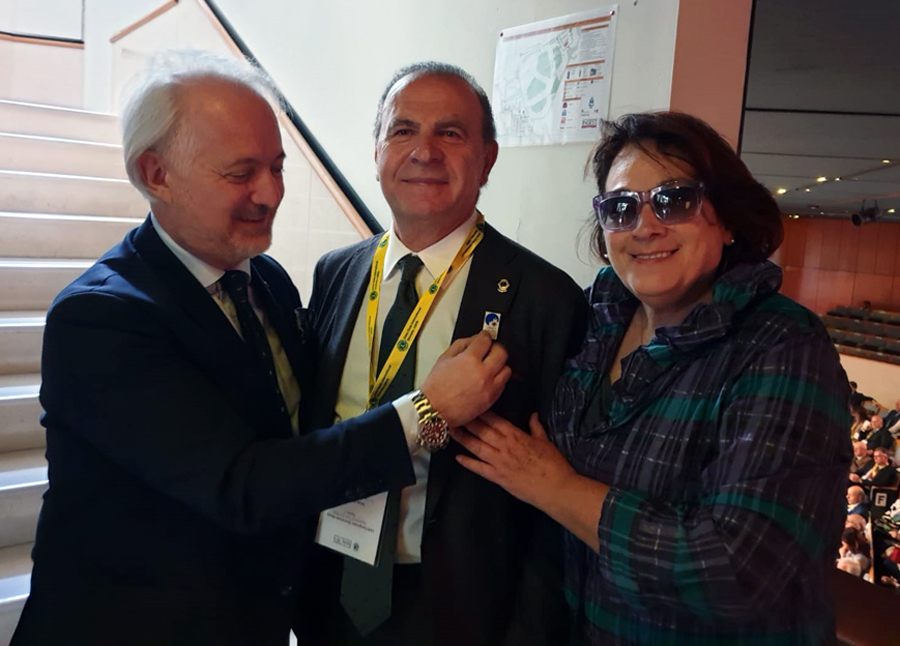 127d. Xxiii Congresso Distrettuale Lions Franco Scarpino Offre A Pino Naim Il Distintivo Della Convention Di Milano Matera 10 12.05.2019